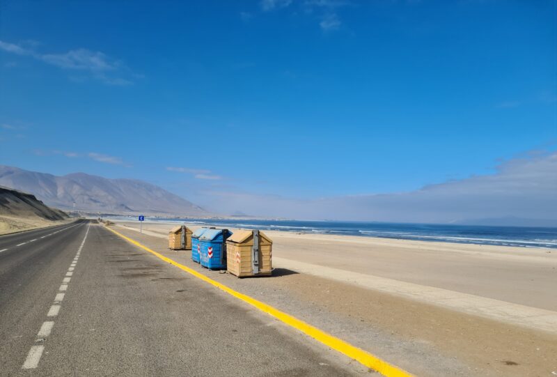 basureros en playa hornitos